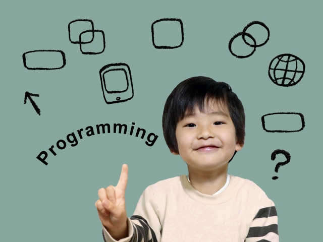 プログラミングを勉強する少年